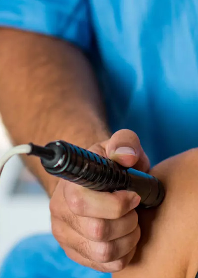 Laser behandling er præcist og tilfører kroppen energi, så den healer hurtigere - Rødovre Fysioterapi & Sundhedshus, vi dækker hele København. 